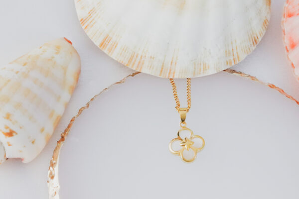 Clover Nacre Pendant